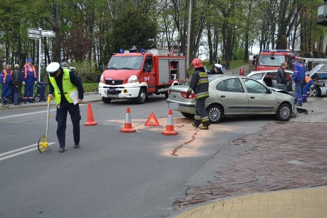 Renault i nissan zderzyły się na skrzyżowaniu ulic: Brudnioka i Gliwickiej w Rybniku