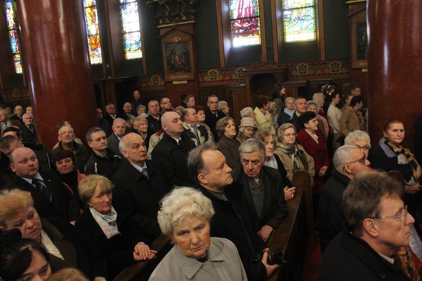 Tablicę pamiątkową ku czci ofiar katastrofy smoleńskiej...