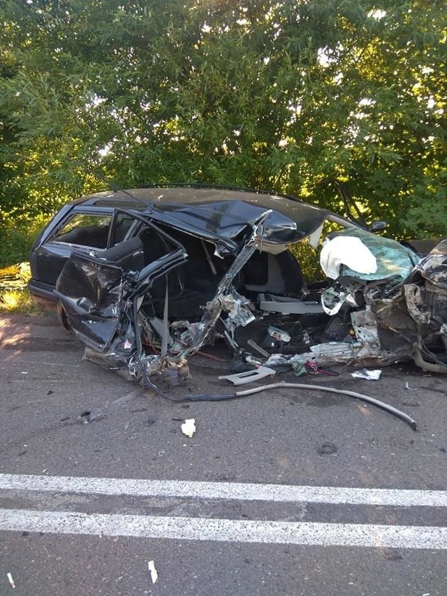 Policjanci jednostki w Wałczu zatrzymali 23-letniego kierowcę, który spowodował wypadek drogowy ze skutkiem śmiertelnym. Młody kierowca prowadził pojazd pod wpływem alkoholu. Postanowieniem sądu najbliższe trzy miesiące spędzi w areszcie.Do zdarzenia doszło około godziny 6.30 na drodze gminnej, pomiędzy miejscowością Mirosławiec Górny, a Mirosławiec.23-letni kierujący pojazdem osobowym marki VW Passat, na łuku drogi, w wyniku niezachowania należytej ostrożności i niedostosowania prędkości do warunków ruchu, stracił panowanie nad pojazdem i uderzył w przydrożne drzewo.W wyniku tego zderzenia, śmierć na miejscu poniosła 17-letnia pasażerka tego pojazdu. Dwoje innych młodych pasażerów: kobieta i mężczyzna trafili do szpitala. Młody pasażer w wyniku odniesionych poważnych obrażeń ciała został przetransportowany do szpitala w Szczecinie przez Pogotowie Lotnicze.Jak się okazało kierujący 23-latek był w stanie nietrzeźwości. Urządzenie do pomiaru stanu trzeźwości pokazało wynik ponad 1 promil alkoholu w wydychanym powietrzu.Sędzia Sądu Rejonowego w Wałczu zastosował wobec sprawcy wypadku drogowego środek zapobiegawczy w postaci tymczasowego aresztowania na okres 3 miesięcy. Za popełniony czyn grozi mu kara do 12 lat pozbawienia wolności.OSP Wałcz