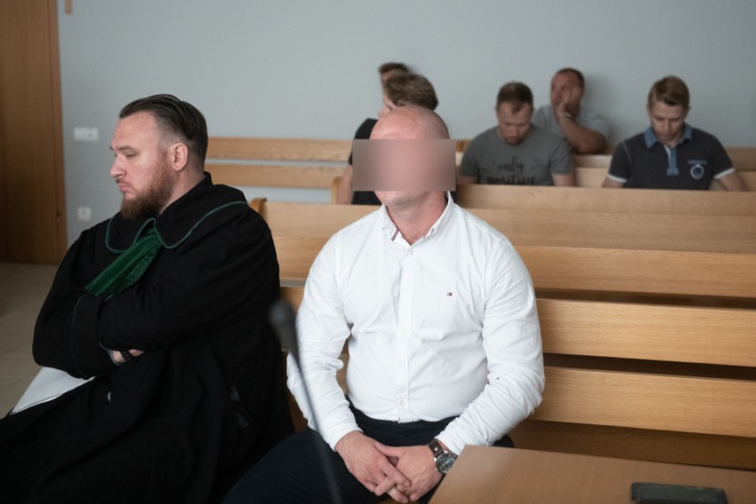 W poznańskim sądzie ruszył proces siedmiu kibiców, którzy...