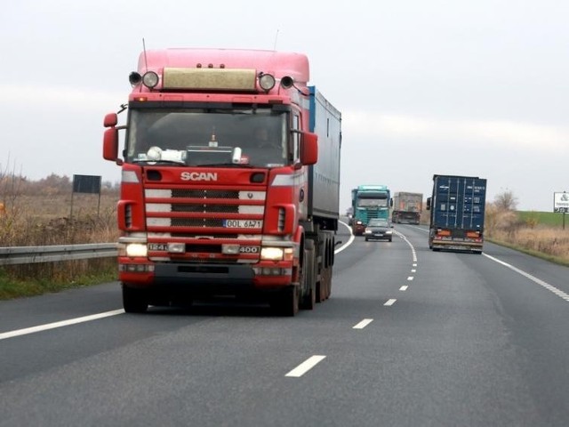 Kierowcy TIR-ów unikają płacenia za S3 i niszczą starą &amp;quot;trójkę&amp;quot;