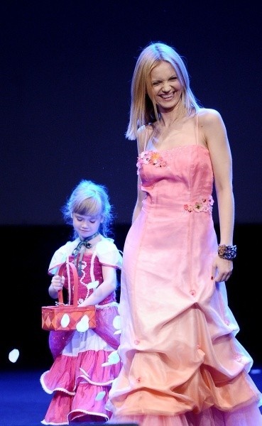 Aktorka Olga Borys z córką na wybiegu.