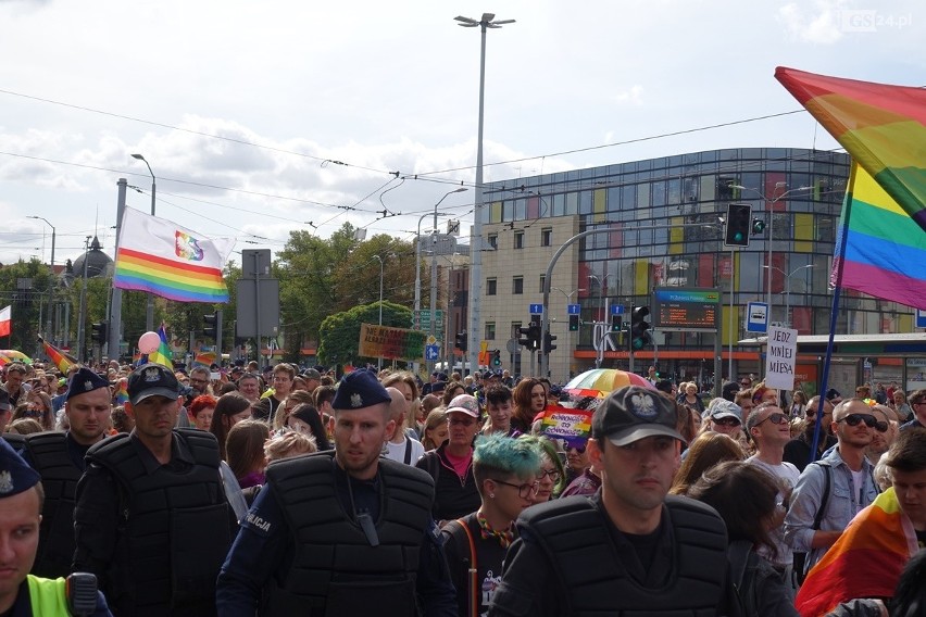 Marsz Równości w Szczecinie. Przez ulice Szczecina przeszło kilka tysięcy osób. "Każdy inny, wszyscy równi" [ZDJĘCIA, WIDEO] 