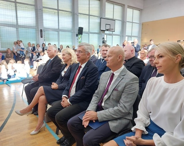 Goście na rozpoczęciu roku szkolnego w Bikówku. Wśród nich, od lewej: poseł Marek Suski, senator Stanisław Karczewski i burmistrz Dariusz Gwiazda.