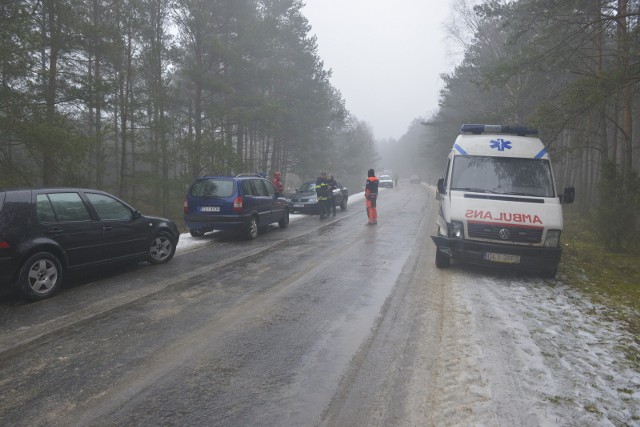 Do zdarzenia doszło dzisiaj po godzinie 8 w miejscowości Bobrownickie Pole (powiat lipnowski). Na drodze powiatowej numer 2712 zderzyło się dziewięć aut - siedem samochodów osobowych, jeden bus i karetka.Na szczęście nikomu nic się nie stało. Przyczyną zdarzenia była oblodzona droga. Na miejscu pracuje straż pożarna, policja i piaskarka. Droga jest zablokowana. Do kolizji drogowych doszło także w Bydgoszczy. Na ul. Stawowej z powodu śliskiej nawierzchni było kilka stłuczek.[przycisk_galeria]Noś odblaski także w mieście. Policja apeluje do pieszych.