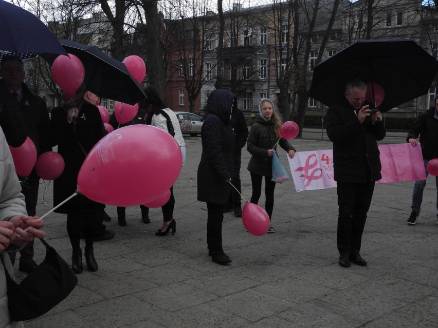 Dziś Światowy Dzień Walki z Rakiem. Marsz Różowej Wstążeczki w Bytowie (ZDJĘCIA)