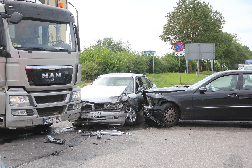 W Gorzowie zderzyły się dwa samochody osobowe i ciężarówka