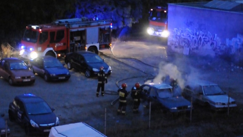 Pożar samochodu na ul. Na Niskich Łąkach. Zobacz film z akcji gaśniczej!