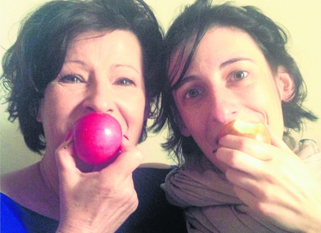 Jabłka smakują aktorkom Teatru Wybrzeże - m.in. Dorocie Kolak i Katarzynie Michalskiej. Ta druga razem z mamą upiekła szarlotkę, którą potem wszyscy się zajadali w Teatrze Wybrzeże