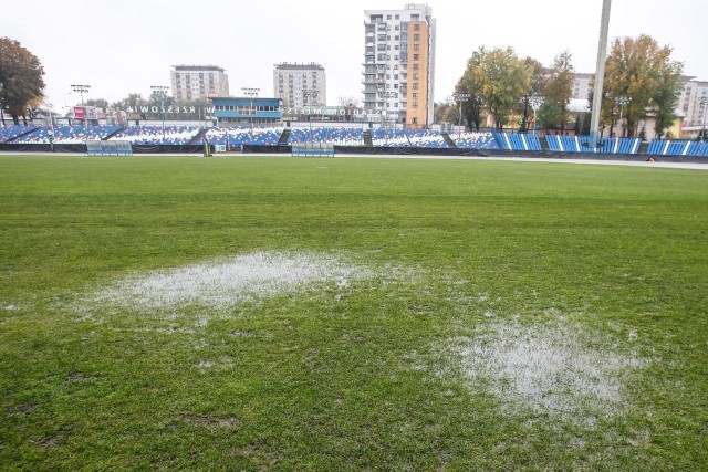 Nie potrzeba długotrwałych opadów, aby boisko Stadionu Miejskiego nie nadawało się do gry