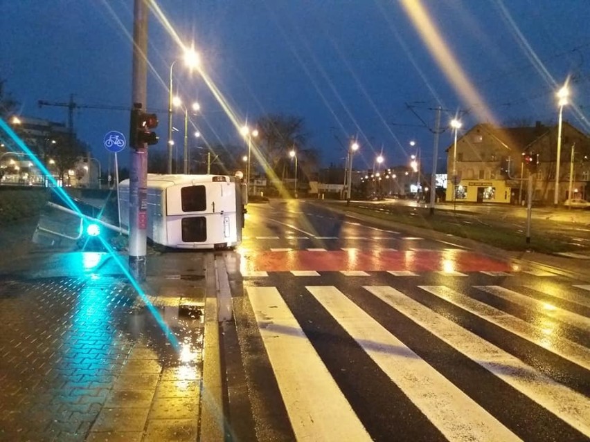 Wrocław: Bus wywrócił się na przejściu dla pieszych (ZDJĘCIA)