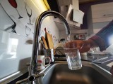 Woda dostarczana z Wieliczki jest już zdatna do picia na terenie Krakowa. Do trzech miejscowości trzeba ją nadal dowozić beczkowozami