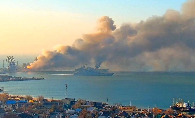 Statek "Saratow" płonie w porcie Berdiańsk 24 marca 2022 r.