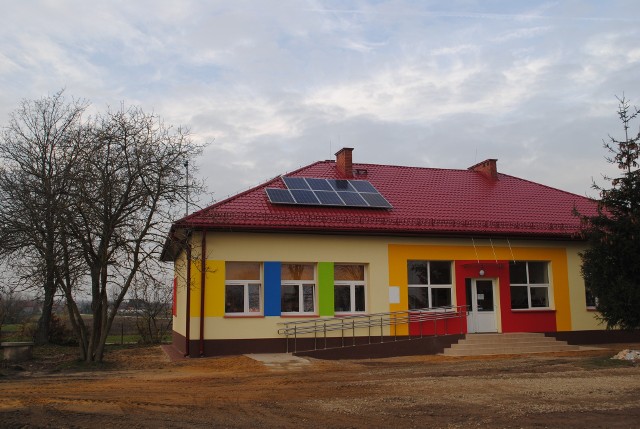 Budynek Szkolny w Starym Kadłubie ma między innymi nowy dach, elewację i baterie fotowoltaiczne.