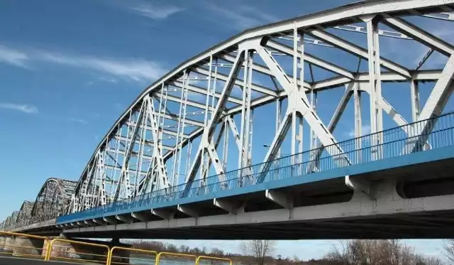 Most łączy obecnie powiat świecki z grudziądzkim. To najdłuższa przeprawa drogowo-kolejowa w Polsce