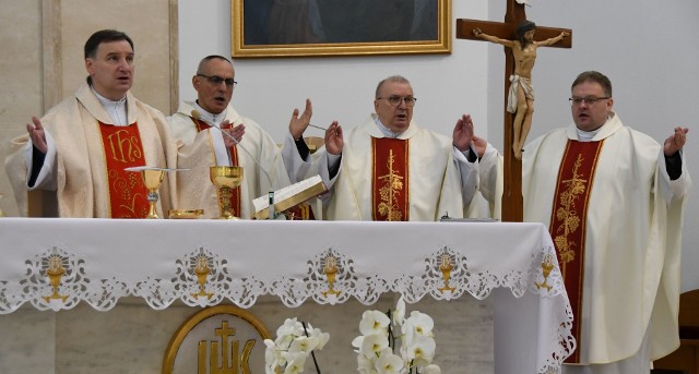 Ksiądz Stefan Radziszewski (z lewej) został proboszczem parafii w Kielcach Białogonie. W niedzielę na sumie odbyło się jego uroczyste wprowadzenie do tej parafii. Drugi z lewej ksiądz Mirosław Cisowski, rzecznik kieleckiej kurii, a z prawej ksiądz Tomasz Stradomski, wikariusz parafii w Kielcach Białogonie.