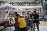 W Centrum Handlowym Forum Gliwice trwa drugi dzień akcji "Elektrośmieci oddajesz - kwiatki dostajesz" 