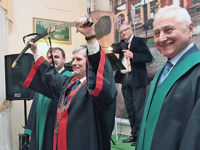 Grudziądzki Cech został uhonorowany Szablą Kilińskiego, najwyższym odznaczeniem rzemieślniczym. Odebrali ją: (od lewej) Mirosław Pietkiewicz, Wiesław Łasiński i Stanisław Dzierzbicki