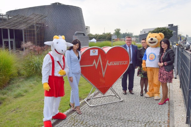 Uroczyste przekazanie serca na nakrętki w Europejskim Centrum Bajki imienia Koziołka Matołka w Pacanowie.