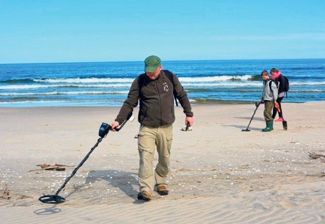 Przeczesywanie plaży z wykrywaczem metalu jest dozwolone - podkreślił dyrektor Urzędu Morskiego w Słupsku