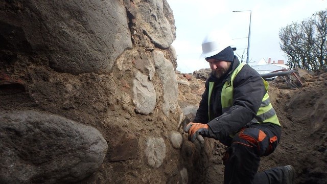 Archeolodzy wciąż pracują na skrzyżowaniu ulic Młyńskiej i Sikorskiego. Kolejne dni pracy zespołu Lubuskiego Muzeum w tym miejscu przyniosły nowe odkrycia, dzięki którym można w pełniejszym stopniu poznać " konstrukcję zespołu bramnego, istniejącego w tej części średniowiecznego miasta".W lutym odkopano pierwszy fragment bramy Młyńskiej. Jak przekazywali nam archeolodzy jej konstrukcja jest o wiele lepiej zachowaną od konstrukcji bramy Santockiej. Gdy odsłonięto pierwszy fragment bramy, archeolodzy wiedzieli, że odsłonią też jej drugą ścianę (te dwa średniowieczne mury położone są równolegle do siebie).- Obydwa te mury to zapewne barki tzw. szyi przylegającej do wieży bramnej, strzegącej wjazdu do miasta od strony zachodniej - informują pracownicy Muzeum Lubuskiego.WIDEO: Ulica Sikorskiego skrywała filiżanki i talerze