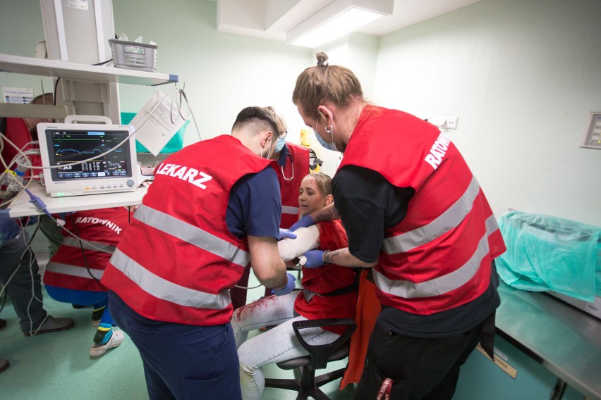 Śmigłowiec na lądowisku słupskiego szpitala i masa rannych. Słupski szpital ćwiczył na wypadek, gdyby...