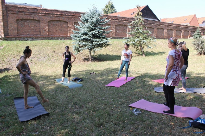 Jak ją ćwiczyć jogę  grupie mieszkanek Chełmna...