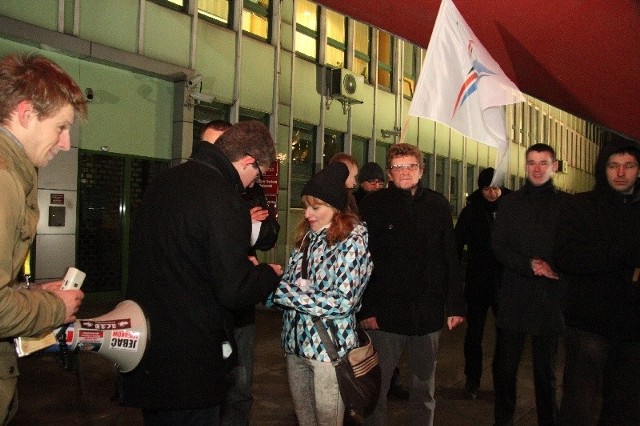 Studenci Politechniki Świętokrzyskiej Krzysztof Kubicki, Przemysław Grabowski i Agnieszka Rolak palą symboliczne znicze