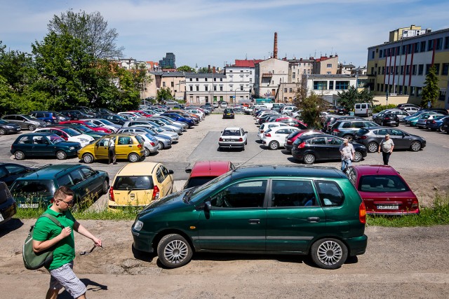 Na razie miejsce, gdzie parkują samochody przy Grudziądzkiej trudno nazwać parkingiem. Ale wkrótce ma się to zmienić