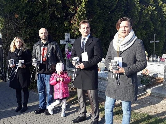 Harcerze, uczniowie, radni, mieszkańcy oraz wójt Tomasz Socha i dyrektor Kasztelani Piotr Magdziarz - wszyscy kwestowali 1 listopada na cmentarzu w Kijach. Zebrane pieniądze zostaną przeznaczone na renowację pomnika partyzantów, który znajduje się na cmentarzu "nowym" w Kijach. Zbiórka była oficjalnie zgłoszona, a kwestujący wyposażeni byli w specjalne identyfikatory. Organizatorem kwesty było Stowarzyszenie Rozwoju Gminy Kije. Zobacz więcej zdjęć na kolejnych slajdach. 