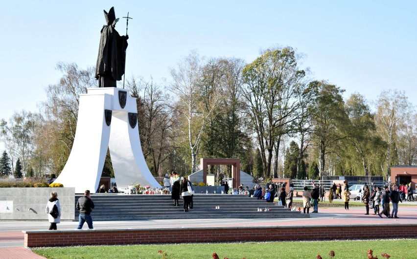 Dzień Wszystkich Świętych na cmentarzu komunalnym przy ul....