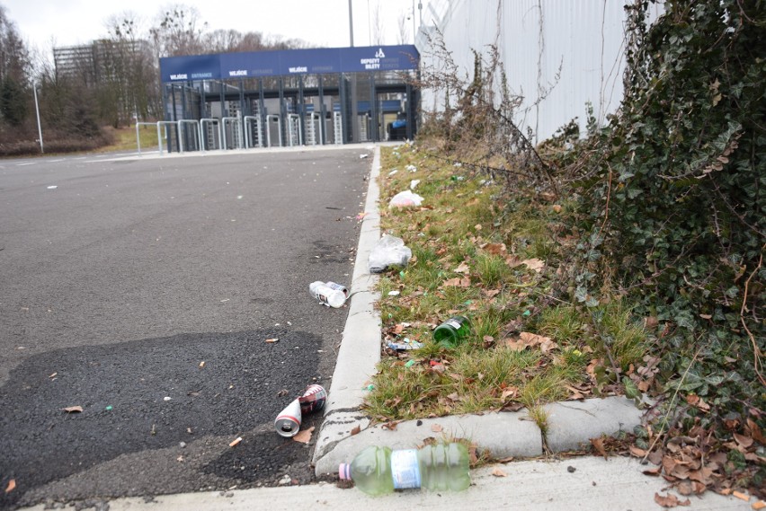 Tak wygląda teren przy Stadionie Śląskim po Sylwestrze z...