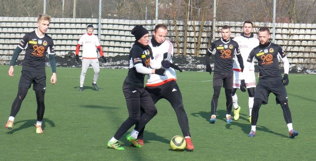 Piłkarze trzecioligowego KSZO 1929 Ostrowiec w sobotę rozegrali dwa mecze kontrolne. Pokonali OKS Opatów 7:1. Bramki Paluch 3, Zaklika 2, P. Kaczmarek, Szydłowski. W tym sparingu KSZO zagrał w składzie: Lipiec - Kraśniewski, testowany 1, Dwórzyński, M. Kaczmarek - Szydłowski, Zaklika, testowany 2, P. Kaczmarek, Persona - Paluch oraz Franek Lipka.Wcześniej KSZO 1929 wygrał z Powiślanką Lipsko 4:3. Bramki: Imiołek 3, Smuczyński.KSZO: Rybiński - testowany 1, Wasilewski, Mężyk, Ziółkowski - Głaz, testowany 2, Szymański, testowany 3, Smuczyński - Imiołek oraz Kuziemka.Zachęcamy do obejrzenia galerii zdjęć z tych sparingów.(dor)