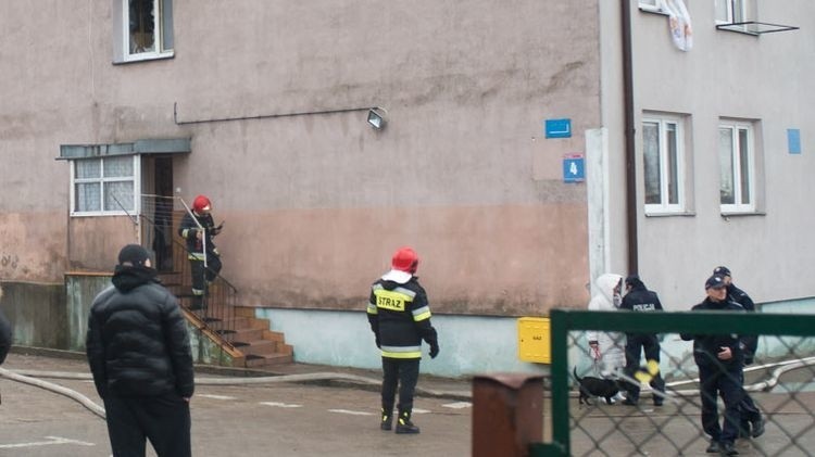 Pożar przy ul. Konarskiego. Dzielnicowy uratował kobietę 
