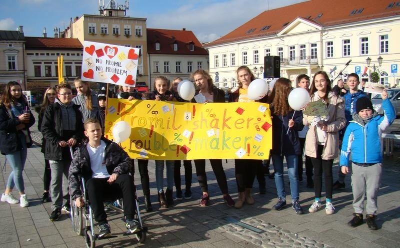 Oświęcim. Wielka akcja przeciw nietrzeźwym kierowcom "No Promil - No Problem". W happeningu na Rynku wzięło udział kilkuset uczniów ZDJĘCIA