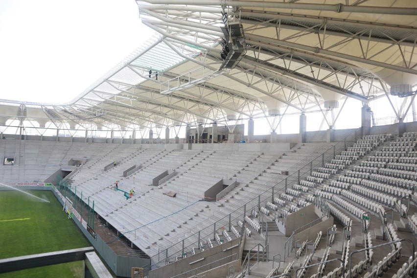 Stadion ŁKS będzie otwarty wiosną 2022 roku. Obiekt ma się sam utrzymywać. Krzesełka ułożą napis ŁKS Łódź. Zdjęcia