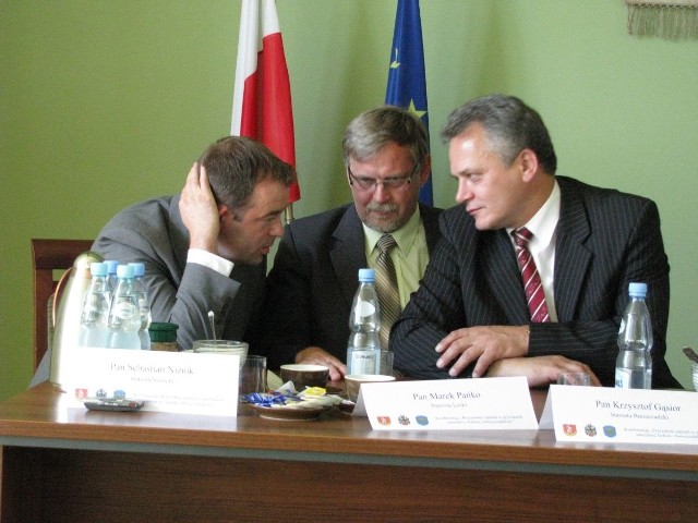 Oni muszą zdecydować o przyszłości swoich szpitali.  Od lewej Sebastian Niżnik, starosta sanocki, Marek Pańko, starosta leski i Krzysztof Gąsior, starosta bieszczadzki