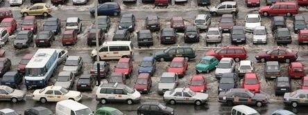 Kierowcom, którzy na parkingu przed supermarketem lub na osiedlu zaparkują tak, że będą utrudniać wyjazd lub wjazd, grozi 100 zł mandatu.