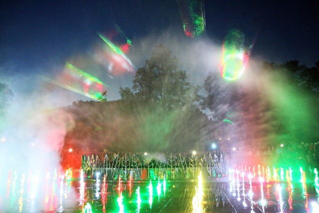 Spektakle multimedialnej fontanny to jedna z największych atrakcji „nowego” placu Litewskiego