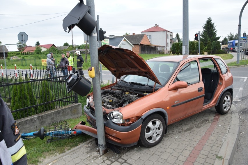 Dzieci w wieku 5 i 8 lat, a także trzy kobiety zostały ranne...