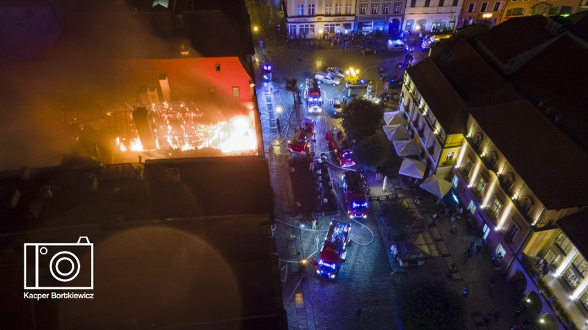 Pożar pałacu w centrum Świdnicy. Ewakuacja mieszkańców i...