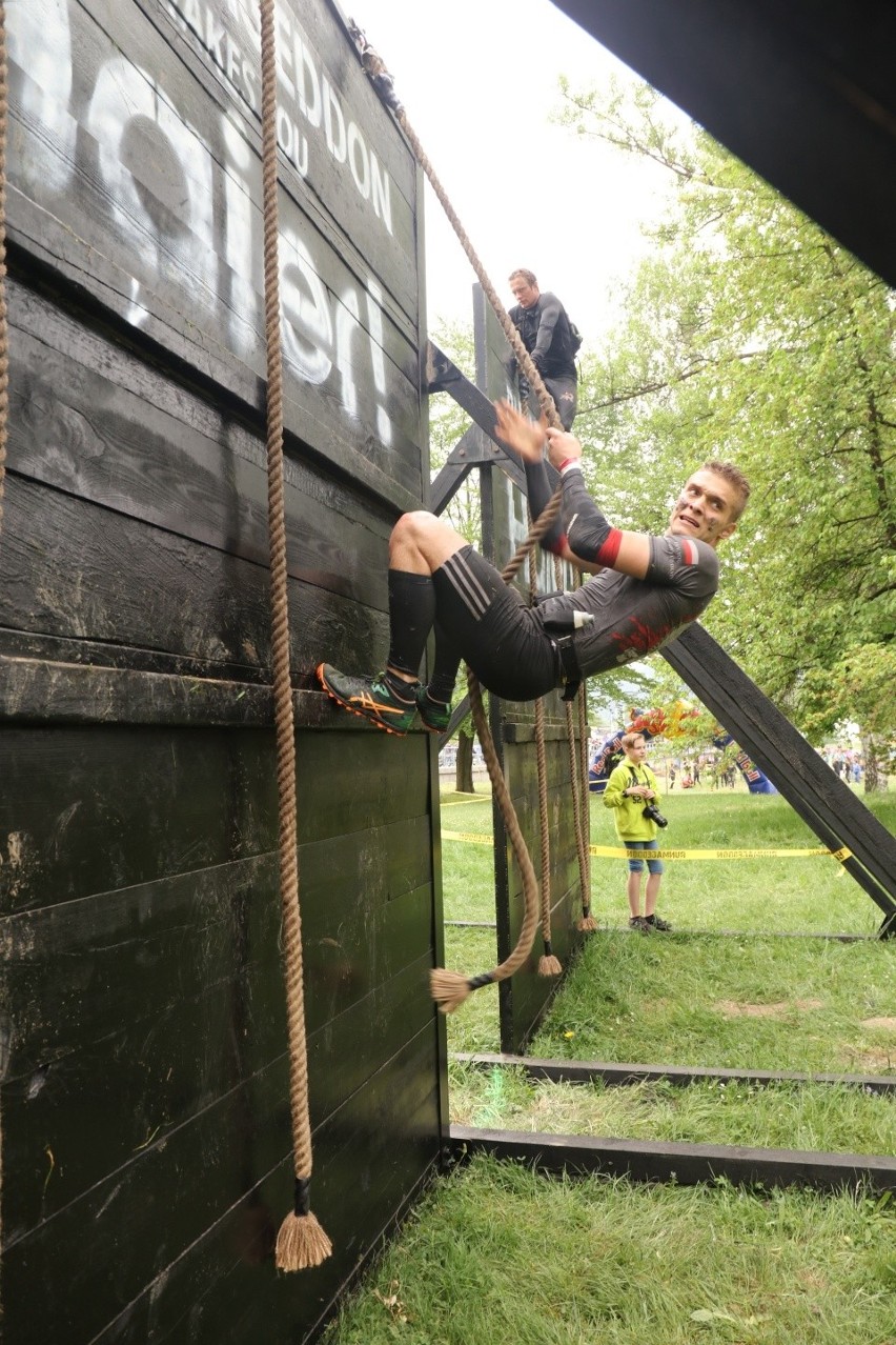 Runmageddon w Myślenicach. Najtwardsi z najtwardszych już biegną. Runmageddon hardcore i ultra rozpoczęty!