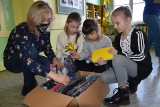 Dzieci z Ukrainy uczące się w szkołach w Grudziądzu zostały obdarowane piórnikami. Większość niestety nie ma nic do nauki [zdjęcia] 