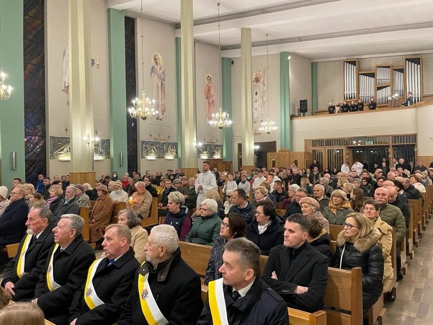 Wiele osób uczestniczyło w Liturgii Wigilii Paschalnej w parafii Chrystusa Króla w Kielcach. Zobacz zdjęcia