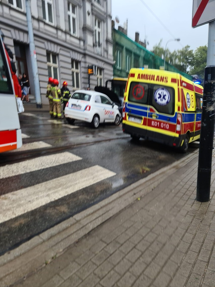 Wypadek z udziałem autobusu i dwóch samochodów osobowych na ul. Kilińskiego! ZDJĘCIA