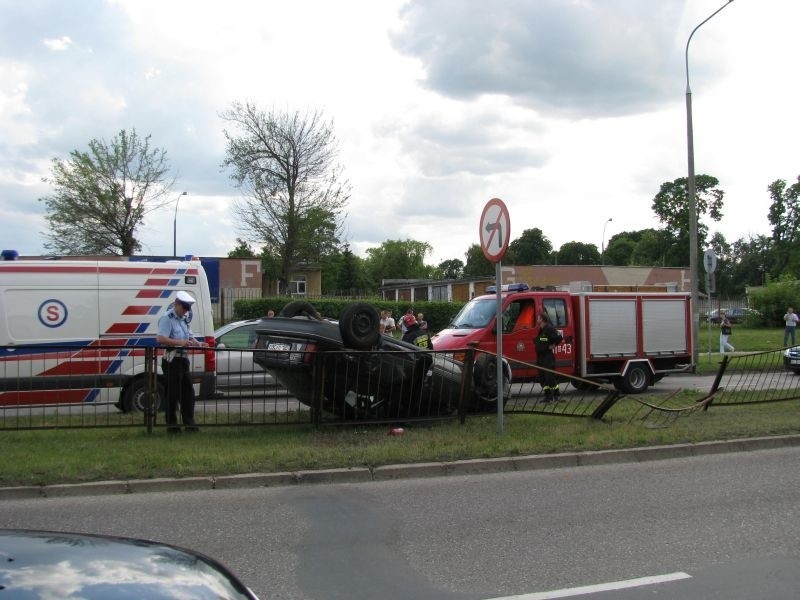 Wypadek na Broniewskiego w Lomzy. Dachowal opel.