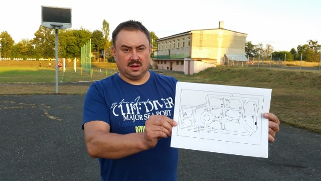 Henryk Skowronek, sołtys Szymiszowa Osiedla, pokazuje projekt budowy miasteczka ruchu, który otrzymał najwięcej głosów.