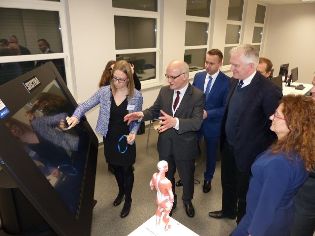 Podczas wizyty na kieleckiej uczelni, Jarosław Gowin, wraz z władzami i pracownikami uczelni zwiedził między innymi zakład anatomii prawidłowej, gdzie znajduje się wirtualny stół anatomiczny.