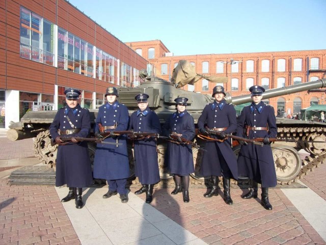 Rekonstruktorzy z Radomia, zaprezentowali w Łodzi uzbrojenie i wyposażenie Policji Państwowej.