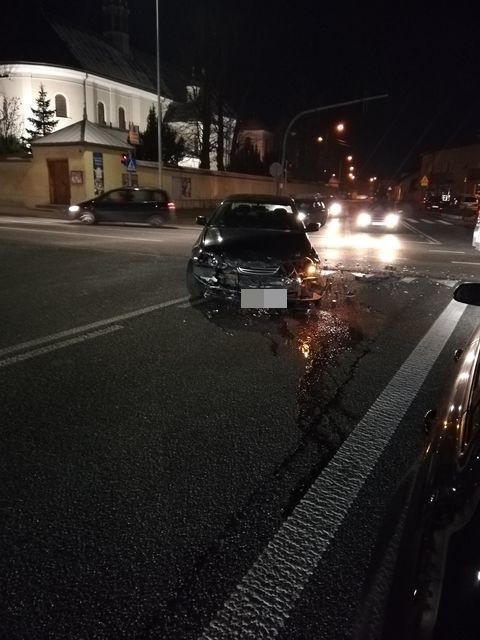 Wypadek w Skaryszewie. Zderzyły się trzy samochody, w tym karetka "covidowa"